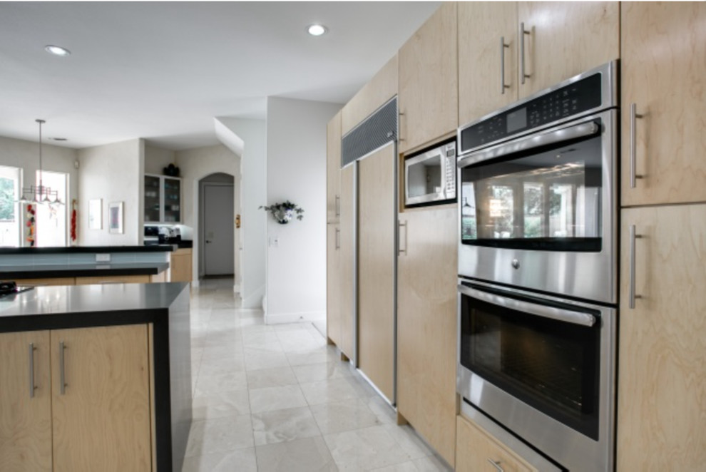 ワシントンD.C.にある低価格の広いトラディショナルスタイルのおしゃれなキッチン (フラットパネル扉のキャビネット、淡色木目調キャビネット、珪岩カウンター、グレーのキッチンパネル、ガラスタイルのキッチンパネル) の写真