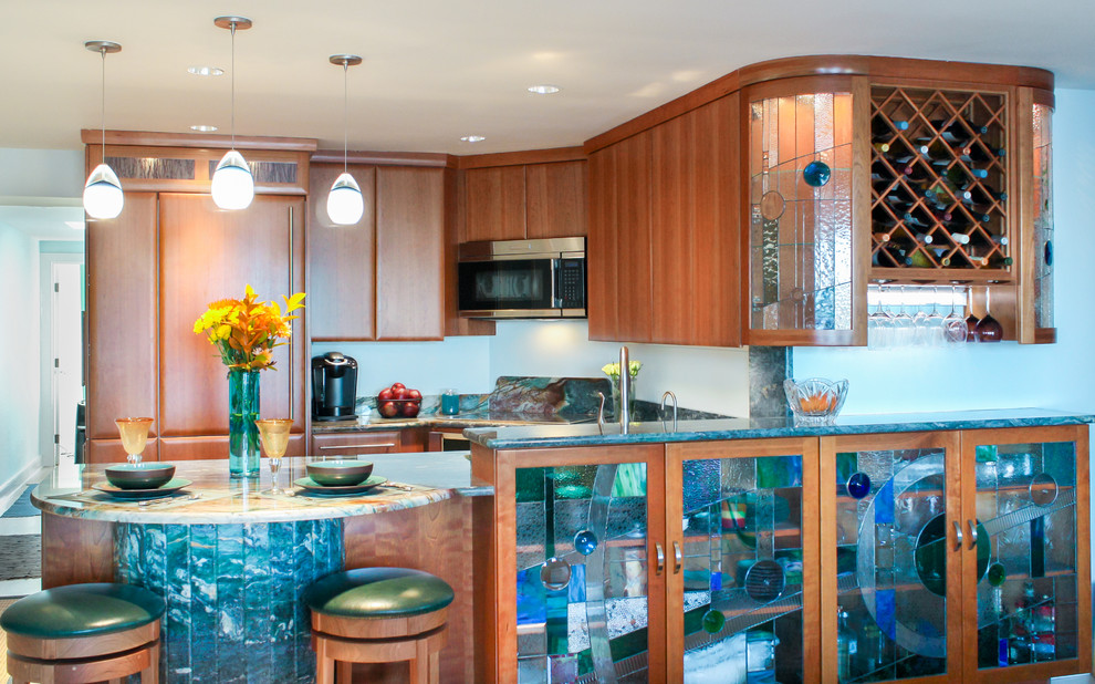 Ejemplo de cocina contemporánea con fregadero bajoencimera, armarios con paneles lisos, puertas de armario de madera oscura, encimera de granito, salpicadero azul y electrodomésticos con paneles