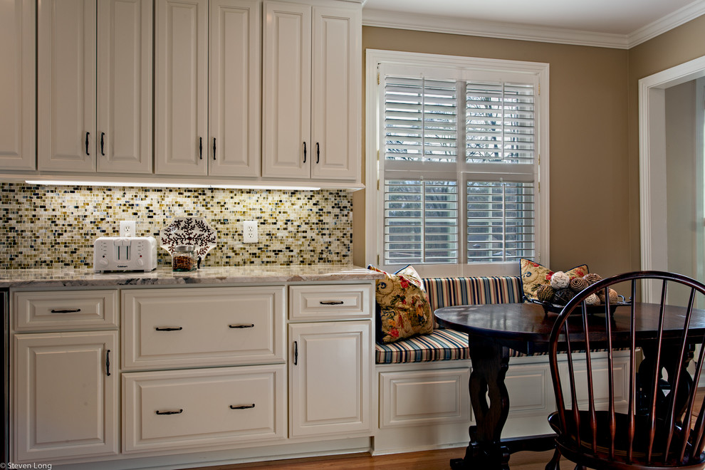 Idéer för att renovera ett vintage kök, med en rustik diskho, luckor med infälld panel, vita skåp, granitbänkskiva, flerfärgad stänkskydd, rostfria vitvaror, stänkskydd i mosaik, mellanmörkt trägolv och en köksö