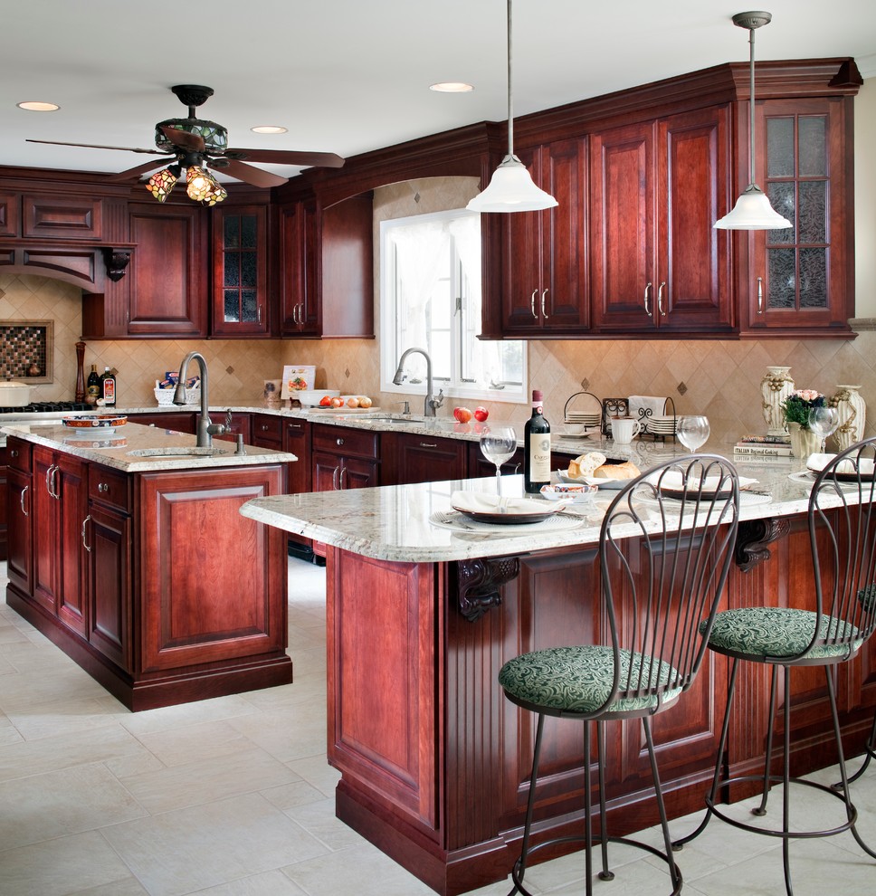 Exempel på ett stort klassiskt kök, med en undermonterad diskho, luckor med upphöjd panel, skåp i mörkt trä, granitbänkskiva, beige stänkskydd, stänkskydd i stenkakel, rostfria vitvaror, klinkergolv i keramik, en köksö och beiget golv