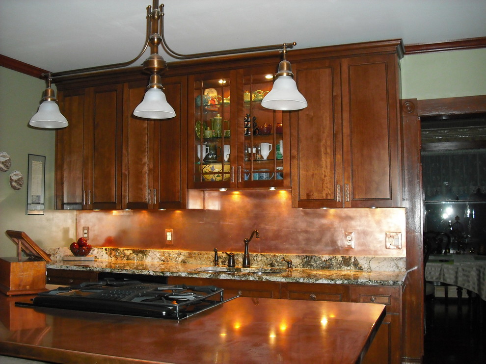 Foto di una cucina classica con top in rame