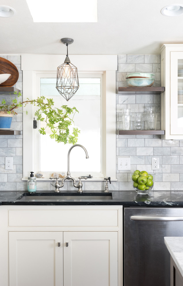 Exempel på ett klassiskt kök, med en undermonterad diskho, vita skåp, bänkskiva i kvarts, grått stänkskydd, stänkskydd i keramik, rostfria vitvaror och luckor med profilerade fronter