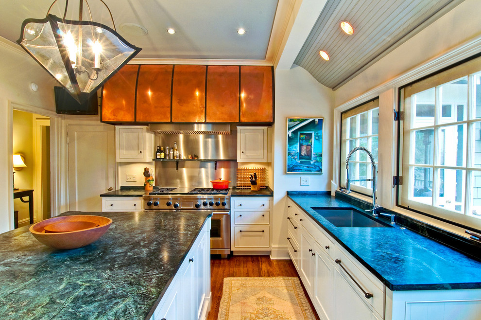 シャーロットにあるトラディショナルスタイルのおしゃれなキッチン (アンダーカウンターシンク、白いキャビネット、シルバーの調理設備、ステンレスのキッチンパネル) の写真