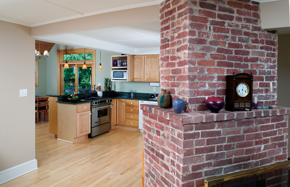 Mittelgroße Klassische Wohnküche in L-Form mit Einbauwaschbecken, Schrankfronten mit vertiefter Füllung, hellen Holzschränken, Granit-Arbeitsplatte, Küchengeräten aus Edelstahl, hellem Holzboden, Küchenrückwand in Blau und Halbinsel in Boston