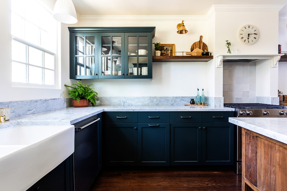 Foto di una cucina country di medie dimensioni con lavello stile country, ante di vetro, ante verdi, top in marmo, parquet scuro e top bianco