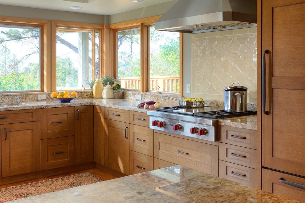 Bild på ett mellanstort vintage kök, med en undermonterad diskho, skåp i shakerstil, skåp i mellenmörkt trä, granitbänkskiva, gult stänkskydd, rostfria vitvaror, mellanmörkt trägolv och en halv köksö