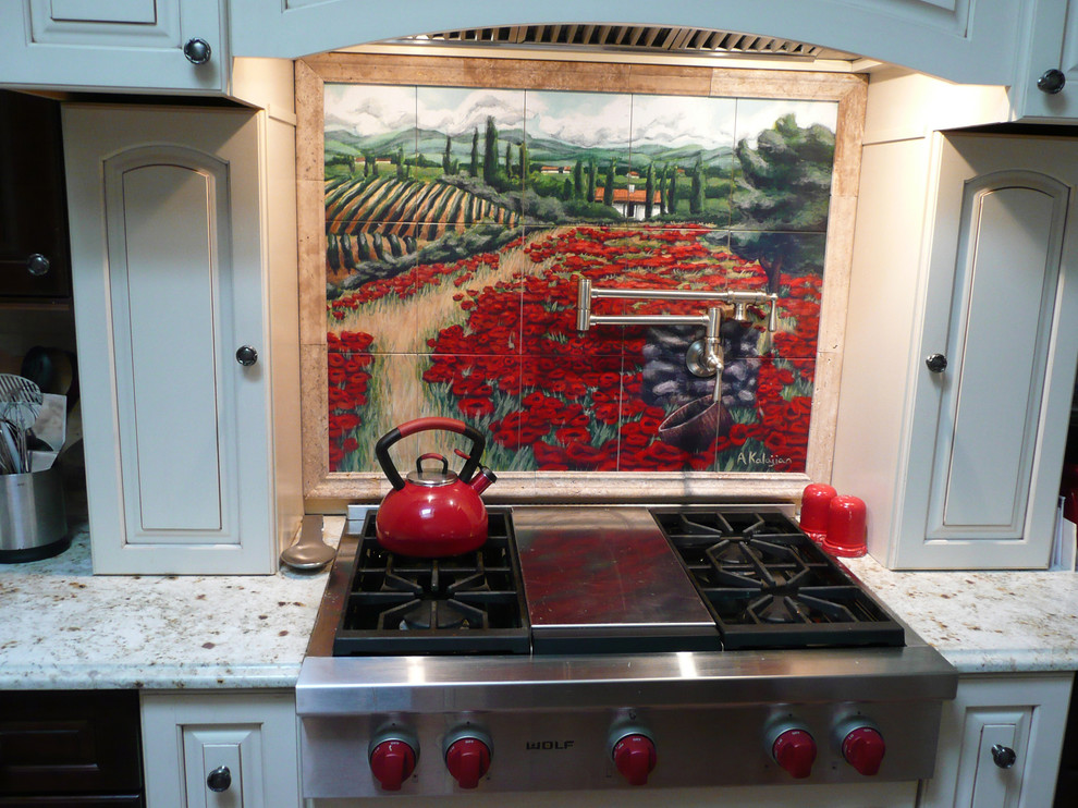 Стильный дизайн: кухня в средиземноморском стиле с оранжевым фартуком и фартуком из керамической плитки - последний тренд
