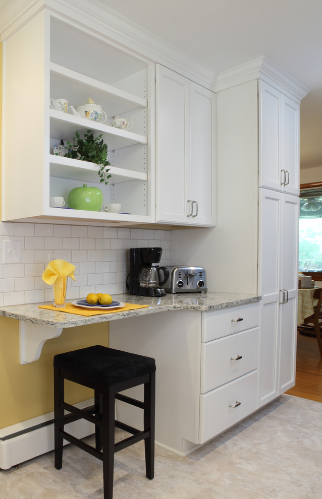 Exempel på ett litet, avskilt klassiskt u-kök, med en undermonterad diskho, släta luckor, vita skåp, bänkskiva i kvarts, vitt stänkskydd, stänkskydd i tunnelbanekakel, vita vitvaror och linoleumgolv