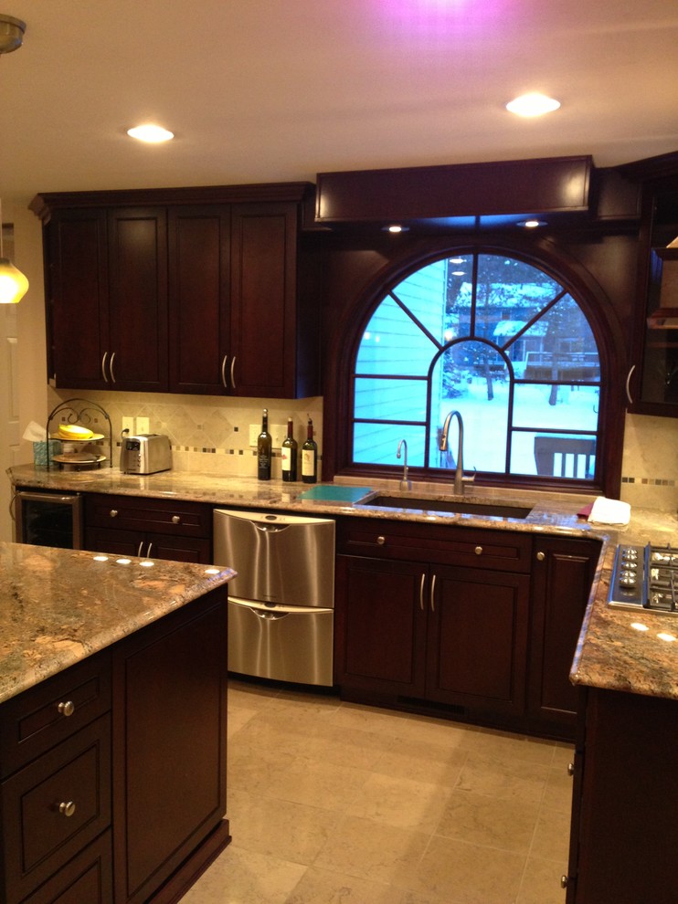 Modern inredning av ett avskilt, mellanstort l-kök, med skåp i mörkt trä, rostfria vitvaror, en köksö, luckor med infälld panel, granitbänkskiva, flerfärgad stänkskydd och en undermonterad diskho