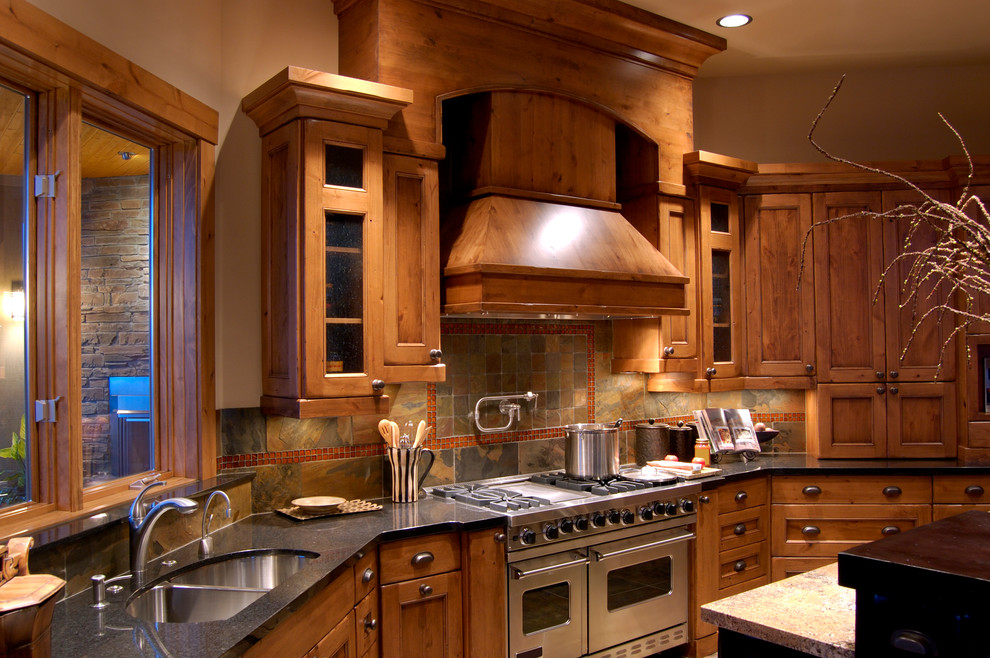 Mittelgroße Rustikale Küche in U-Form mit hellbraunen Holzschränken, Quarzwerkstein-Arbeitsplatte und Kücheninsel in Sonstige