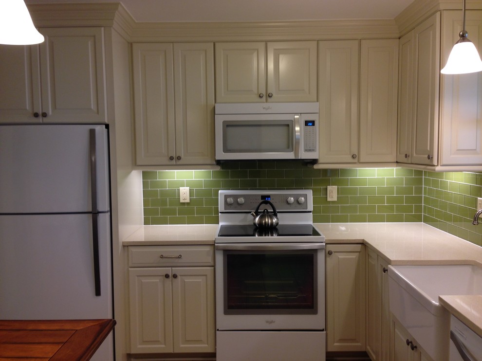 Exempel på ett modernt l-kök, med en rustik diskho, bänkskiva i kvartsit, grönt stänkskydd, stänkskydd i tunnelbanekakel och vita vitvaror