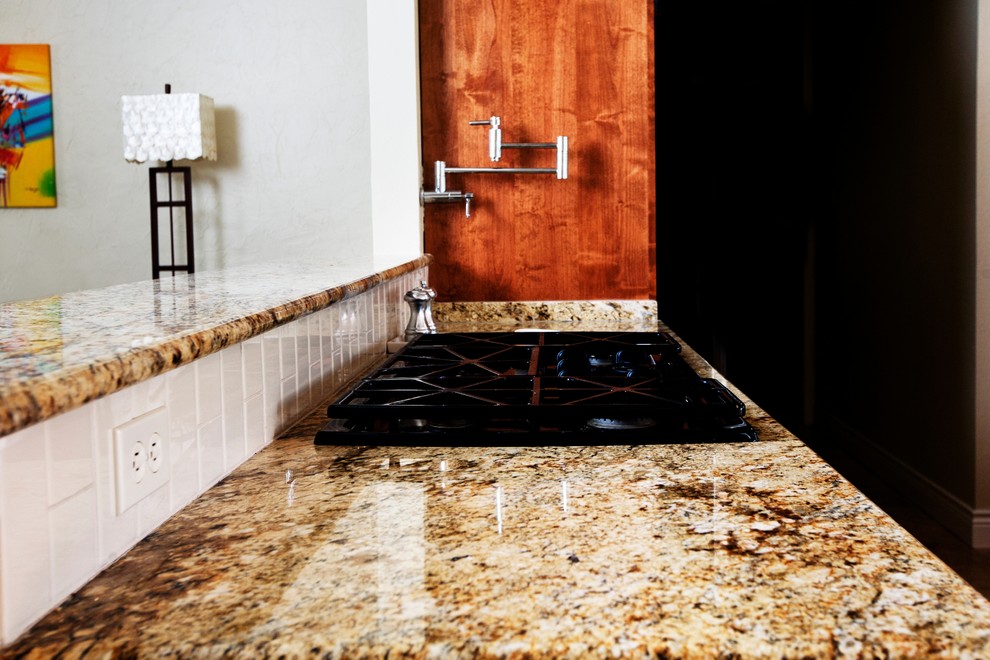Foto de cocina actual de tamaño medio con salpicadero blanco, salpicadero de azulejos tipo metro, electrodomésticos con paneles y península