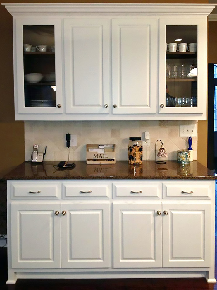 Foto di una cucina chic con lavello a doppia vasca, ante con bugna sagomata, ante bianche, top in granito, paraspruzzi bianco, paraspruzzi con piastrelle in ceramica e elettrodomestici in acciaio inossidabile