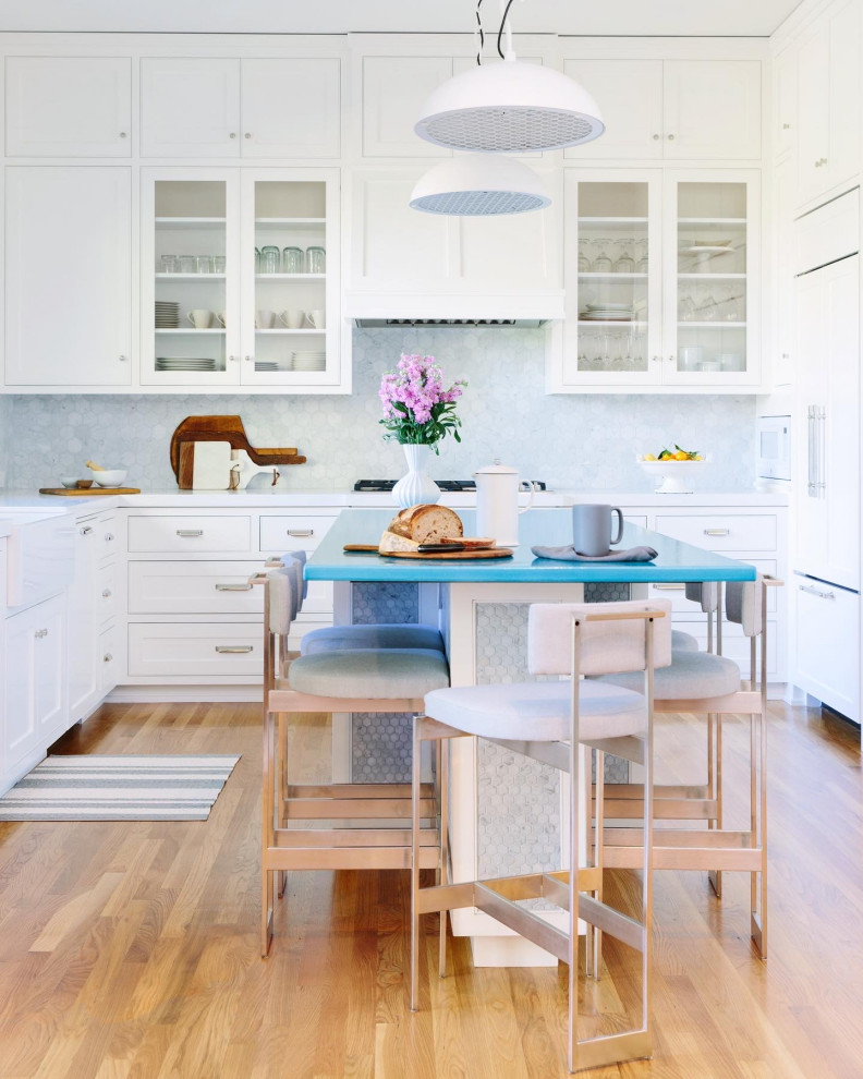 Bild på ett stort funkis turkos turkost u-kök, med en rustik diskho, skåp i shakerstil, vita skåp, bänkskiva i koppar, grått stänkskydd, stänkskydd i marmor, integrerade vitvaror, mellanmörkt trägolv, en köksö och brunt golv