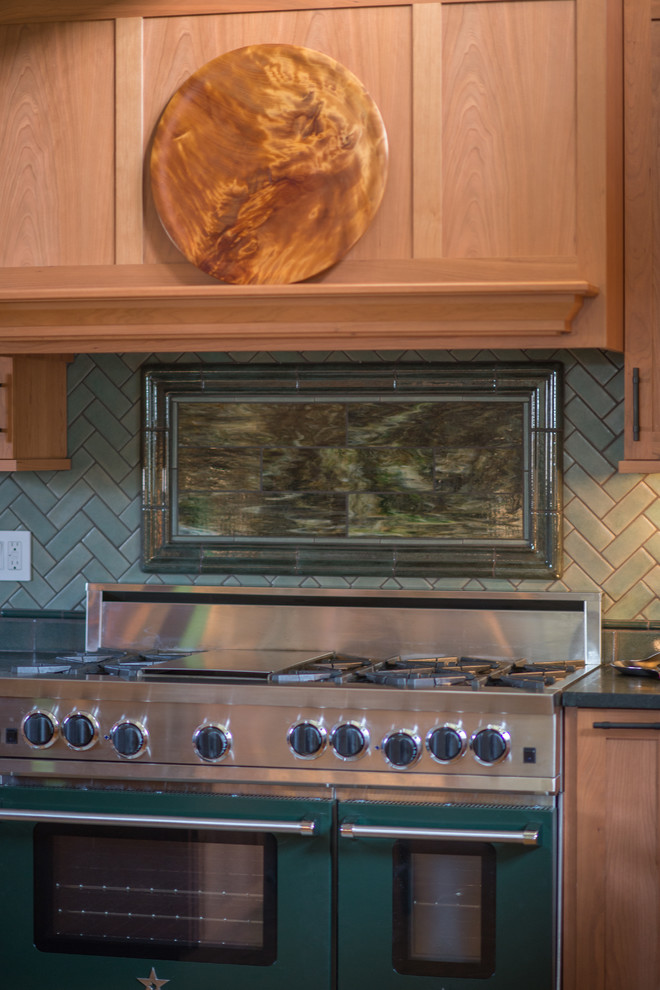 Immagine di una cucina american style chiusa e di medie dimensioni con paraspruzzi verde, paraspruzzi con piastrelle in ceramica, pavimento in gres porcellanato, lavello sottopiano, ante in legno chiaro e elettrodomestici in acciaio inossidabile