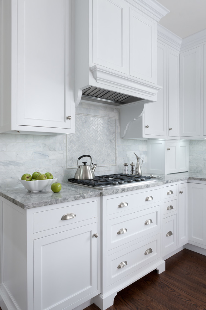 Inredning av ett klassiskt mellanstort kök, med en undermonterad diskho, skåp i shakerstil, vita skåp, bänkskiva i zink, grått stänkskydd, stänkskydd i marmor, rostfria vitvaror, mellanmörkt trägolv, en köksö och brunt golv