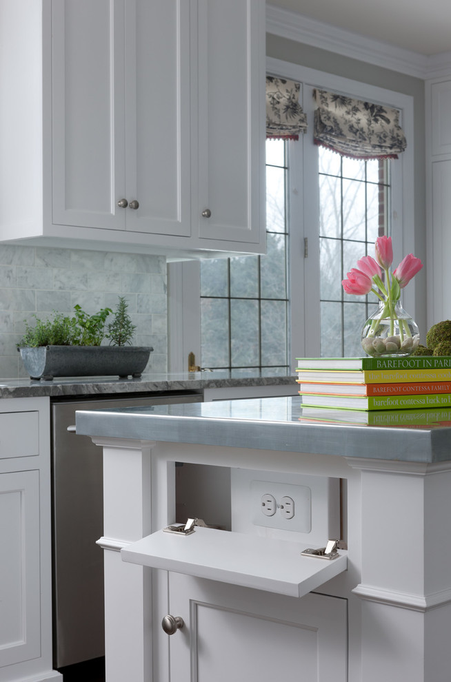 Foto på ett mellanstort vintage kök, med en undermonterad diskho, skåp i shakerstil, vita skåp, bänkskiva i zink, grått stänkskydd, stänkskydd i marmor, rostfria vitvaror, mellanmörkt trägolv, en köksö och brunt golv