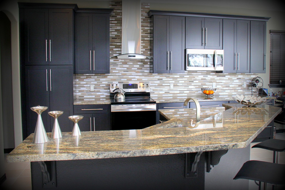 Modern inredning av ett mellanstort kök, med en undermonterad diskho, skåp i shakerstil, skåp i mörkt trä, granitbänkskiva, stänkskydd med metallisk yta, stänkskydd i metallkakel, rostfria vitvaror, marmorgolv och en köksö