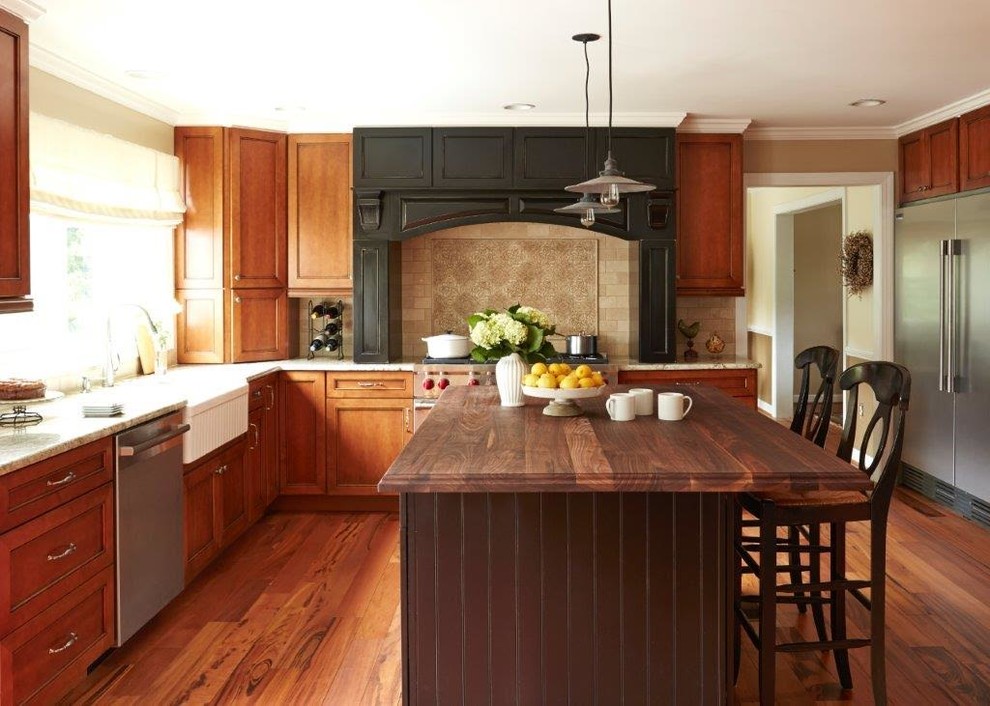 Foto på ett mellanstort, avskilt vintage l-kök, med en rustik diskho, skåp i mellenmörkt trä, beige stänkskydd, rostfria vitvaror, mellanmörkt trägolv, en köksö, skåp i shakerstil, granitbänkskiva, stänkskydd i keramik och brunt golv