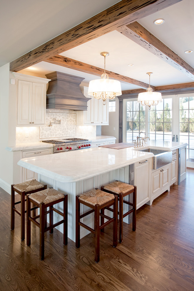 Exempel på ett mellanstort lantligt kök, med en rustik diskho, luckor med upphöjd panel, vita skåp, vitt stänkskydd, rostfria vitvaror, mörkt trägolv och en köksö