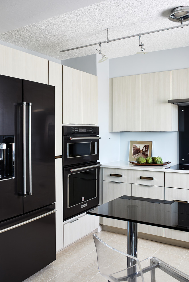 Kleine Moderne Wohnküche mit flächenbündigen Schrankfronten, beigen Schränken, schwarzen Elektrogeräten, beigem Boden und weißer Arbeitsplatte in Washington, D.C.