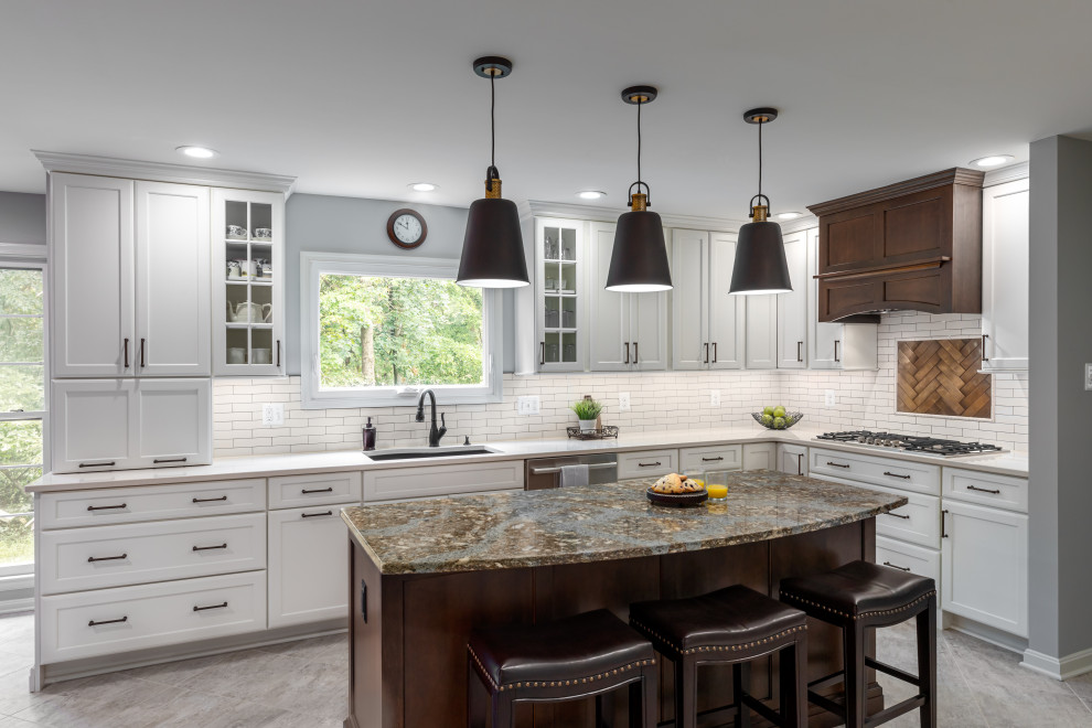 Küche mit Küchenrückwand in Weiß, Rückwand aus Metrofliesen und Kücheninsel in Washington, D.C.