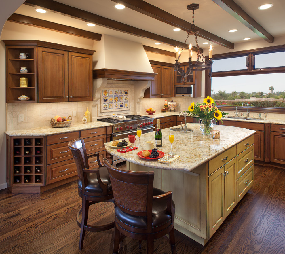 Exempel på ett stort amerikanskt kök, med en dubbel diskho, luckor med upphöjd panel, skåp i mörkt trä, granitbänkskiva, beige stänkskydd, stänkskydd i keramik, rostfria vitvaror, mörkt trägolv, en köksö och brunt golv
