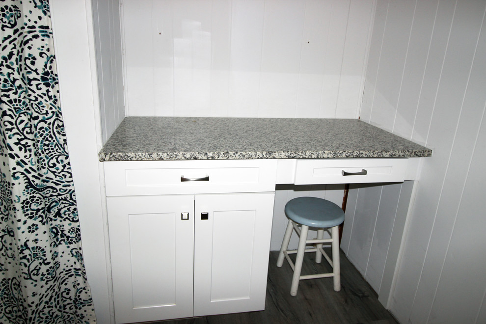 Foto di una piccola cucina contemporanea con lavello sottopiano, ante in stile shaker, ante bianche, top in granito, paraspruzzi verde, paraspruzzi con piastrelle di vetro e elettrodomestici in acciaio inossidabile