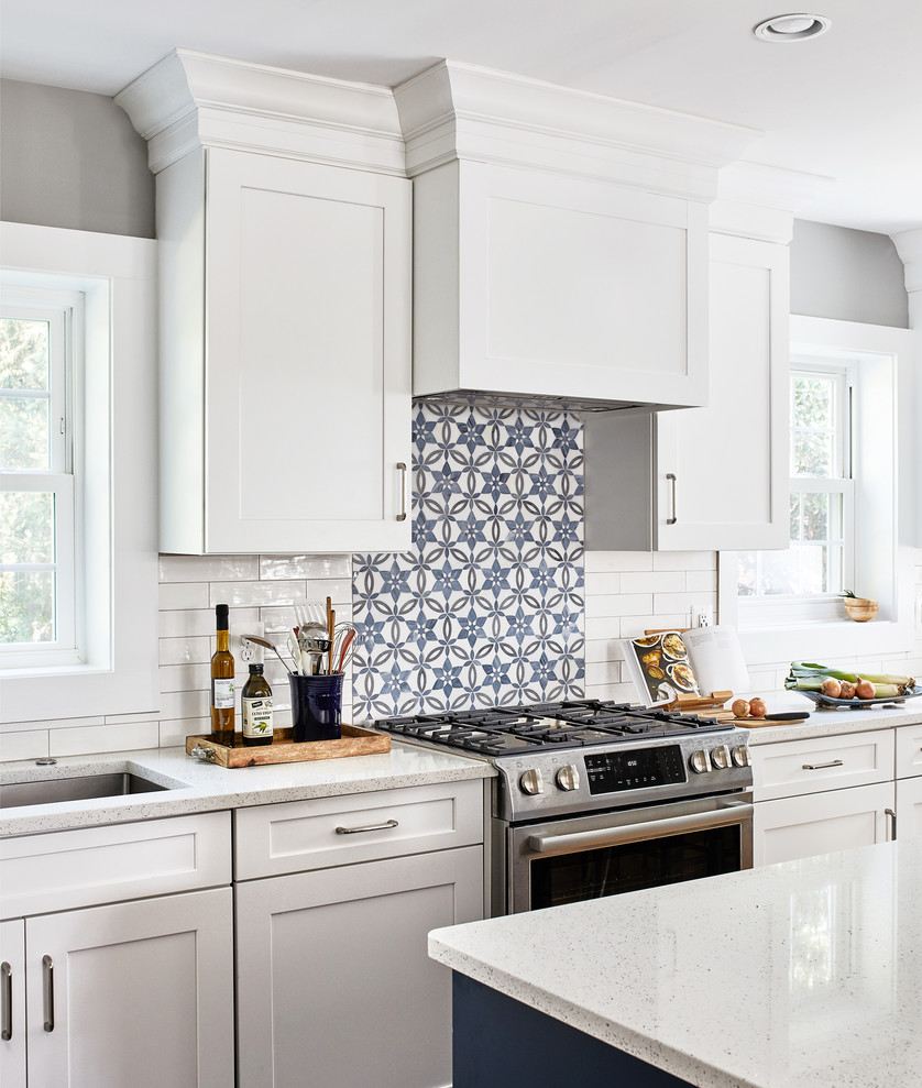 Mittelgroße Klassische Küche mit weißen Schränken, Küchengeräten aus Edelstahl und Kücheninsel in Washington, D.C.