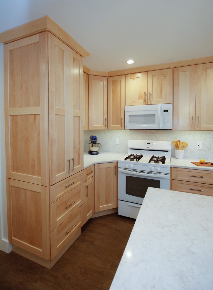 Idéer för mellanstora funkis vitt kök, med en undermonterad diskho, släta luckor, skåp i ljust trä, bänkskiva i kvarts, vitt stänkskydd, stänkskydd i sten, vita vitvaror, klinkergolv i porslin, en köksö och brunt golv