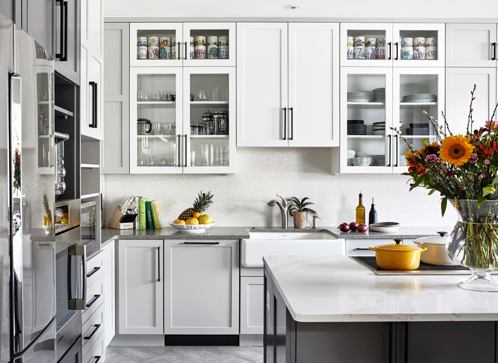 ワシントンD.C.にある広いトランジショナルスタイルのおしゃれなキッチン (エプロンフロントシンク、グレーのキャビネット、白いキッチンパネル、シルバーの調理設備、グレーの床、グレーのキッチンカウンター) の写真