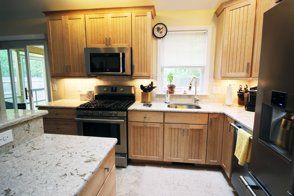 Foto på ett mellanstort vintage kök och matrum, med en undermonterad diskho, skåp i ljust trä, bänkskiva i kvartsit, beige stänkskydd, rostfria vitvaror, klinkergolv i keramik och en köksö