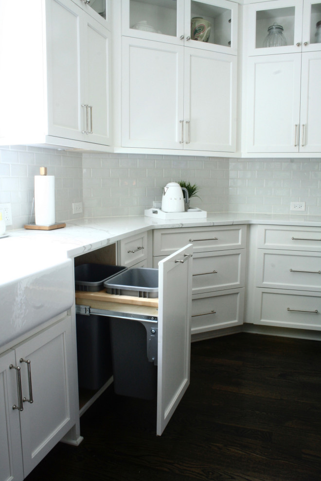 Idéer för ett stort klassiskt vit kök, med en rustik diskho, skåp i shakerstil, vita skåp, bänkskiva i kvarts, vitt stänkskydd, stänkskydd i keramik, rostfria vitvaror, mörkt trägolv, en köksö och brunt golv