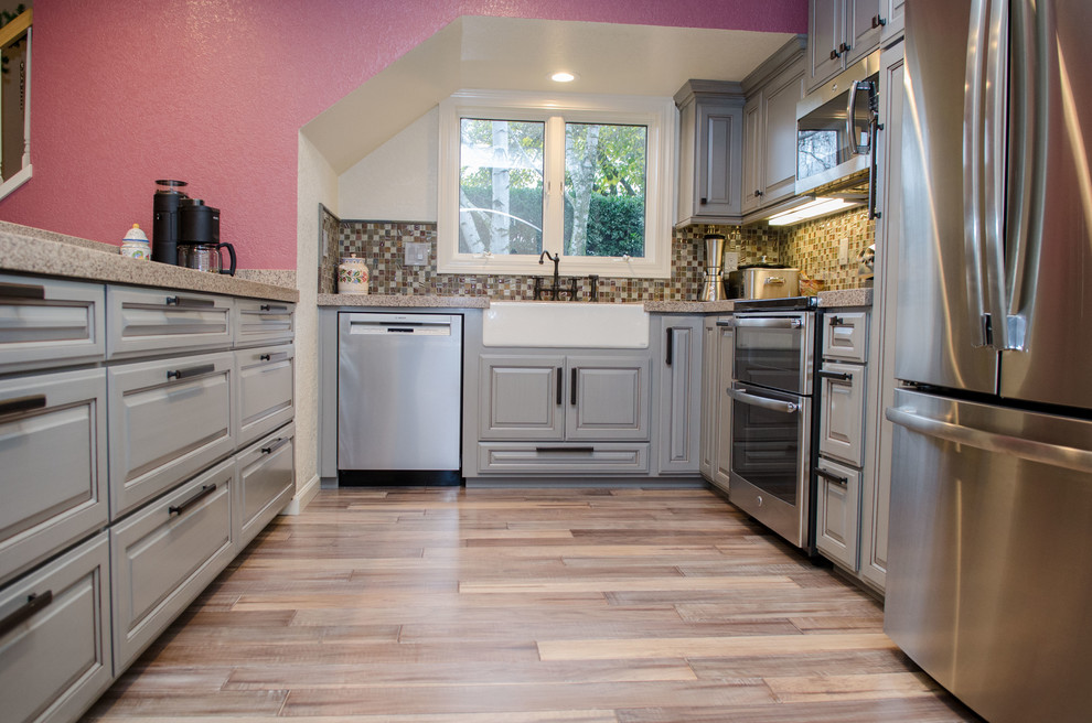 Offene, Mittelgroße Moderne Küche in U-Form mit Landhausspüle, profilierten Schrankfronten, grauen Schränken und Glasrückwand in Sacramento