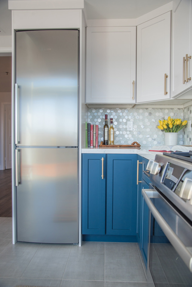 Idéer för ett avskilt modernt vit u-kök, med en dubbel diskho, luckor med infälld panel, blå skåp, bänkskiva i kvartsit, flerfärgad stänkskydd, stänkskydd i glaskakel, rostfria vitvaror, klinkergolv i keramik, en halv köksö och grått golv