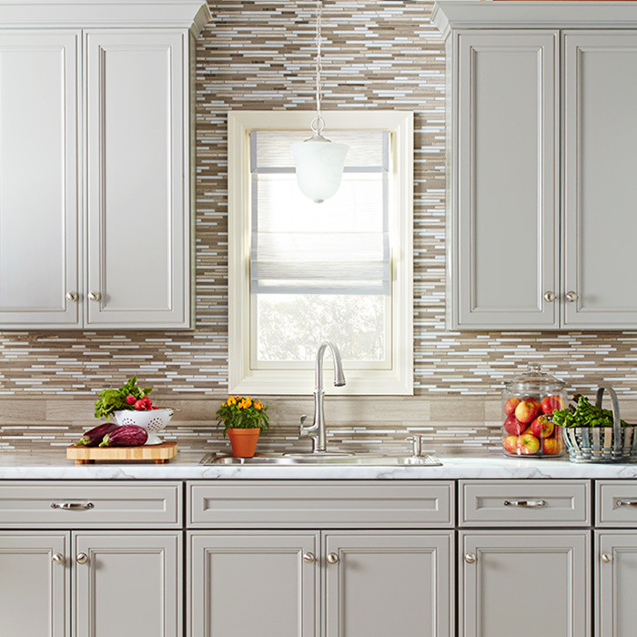 Idéer för att renovera ett vintage kök, med luckor med infälld panel, grå skåp, marmorbänkskiva och stänkskydd i mosaik