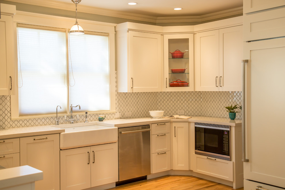 Exempel på ett mellanstort klassiskt kök, med en rustik diskho, skåp i shakerstil, vita skåp, vitt stänkskydd, ljust trägolv, bänkskiva i koppar, stänkskydd i mosaik, integrerade vitvaror och en halv köksö