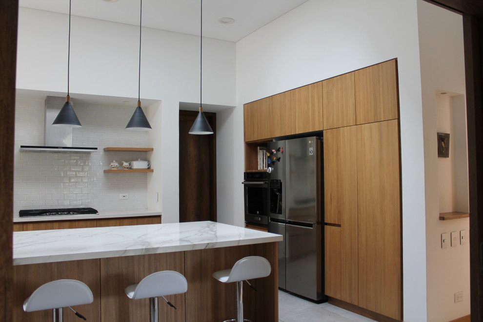 Idéer för mellanstora funkis vitt kök, med en undermonterad diskho, släta luckor, skåp i mellenmörkt trä, marmorbänkskiva, rostfria vitvaror, klinkergolv i keramik, en köksö och grått golv