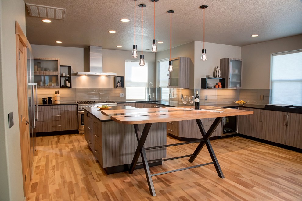 Mid-sized trendy u-shaped light wood floor and gray floor open concept kitchen photo in Other with an undermount sink, gray cabinets, granite countertops, gray backsplash, glass tile backsplash, stainless steel appliances and an island