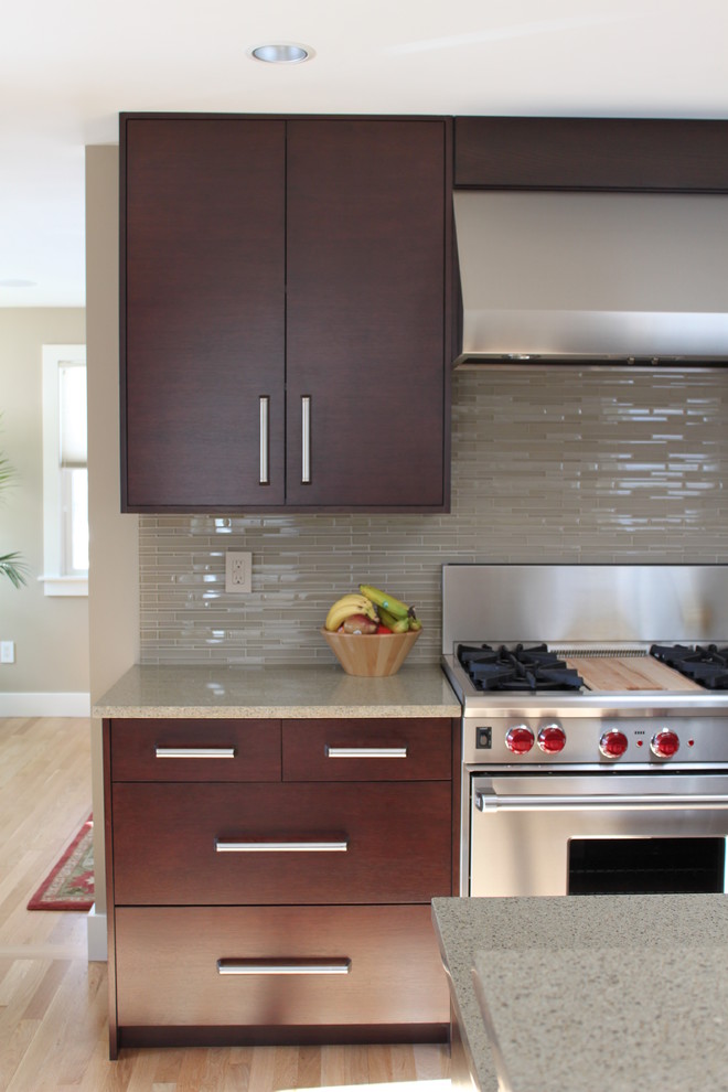 Moderne Küche mit Küchengeräten aus Edelstahl, flächenbündigen Schrankfronten, dunklen Holzschränken, Rückwand aus Stäbchenfliesen und Küchenrückwand in Beige in Boston