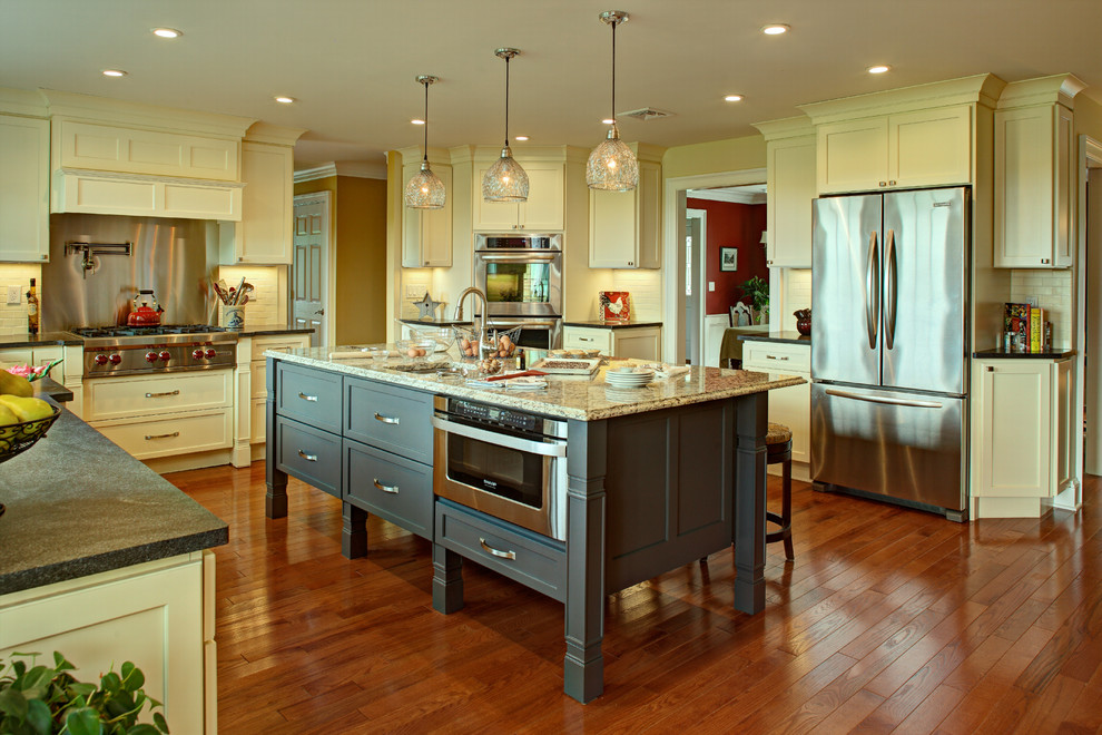 Example of a classic kitchen design in Newark