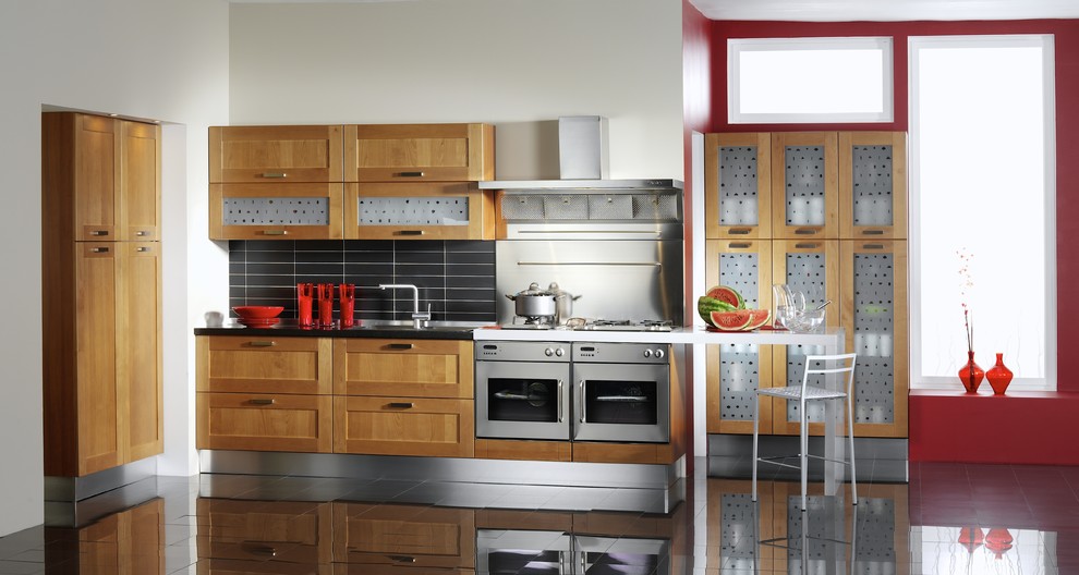Exempel på ett stort asiatiskt linjärt kök och matrum, med en undermonterad diskho, skåp i shakerstil, skåp i mellenmörkt trä, bänkskiva i kvarts, svart stänkskydd, stänkskydd i keramik, rostfria vitvaror och klinkergolv i porslin