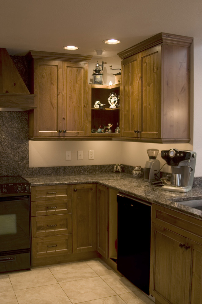 Inredning av ett mellanstort u-kök, med en undermonterad diskho, skåp i shakerstil, skåp i mellenmörkt trä, granitbänkskiva, beige stänkskydd, stänkskydd i sten, rostfria vitvaror och klinkergolv i porslin