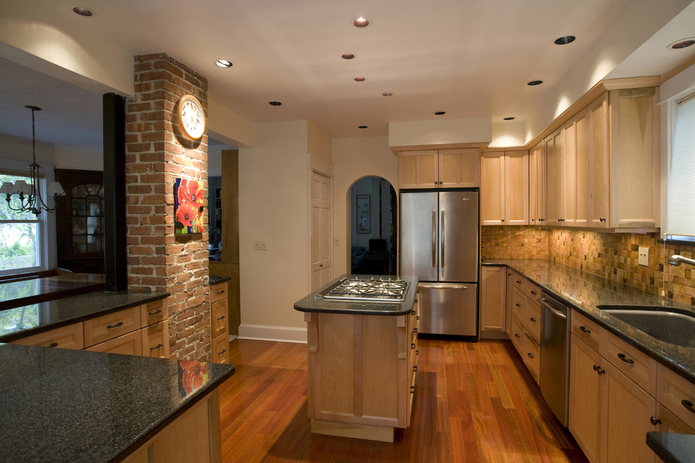 Example of a large trendy medium tone wood floor eat-in kitchen design in Seattle with an undermount sink, shaker cabinets, light wood cabinets, stone tile backsplash, stainless steel appliances and an island