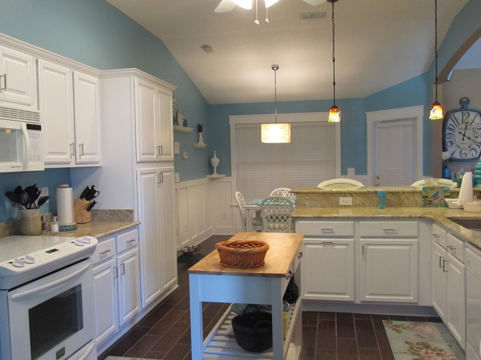 This is an example of a classic kitchen in Jacksonville.