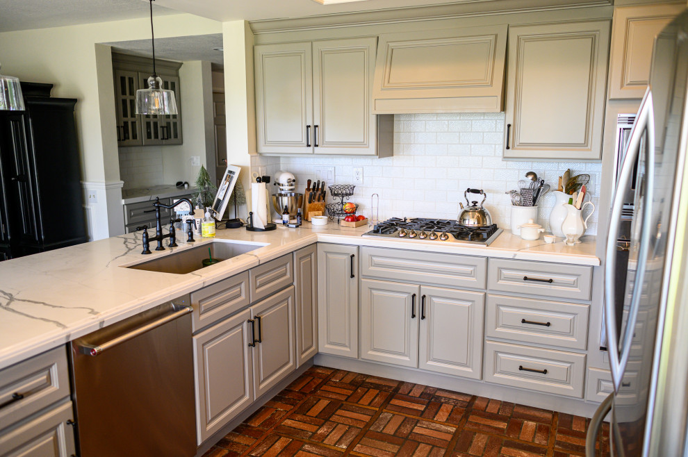 Idéer för ett mellanstort modernt vit kök, med en undermonterad diskho, luckor med upphöjd panel, grå skåp, bänkskiva i kvartsit, vitt stänkskydd, stänkskydd i tunnelbanekakel, rostfria vitvaror, klinkergolv i terrakotta, en halv köksö och rött golv