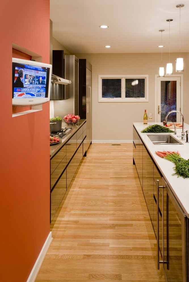 На фото: узкая кухня в современном стиле