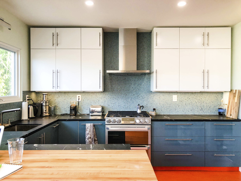 Esempio di una cucina minimalista di medie dimensioni con lavello da incasso, ante lisce, ante bianche, top in granito, elettrodomestici in acciaio inossidabile, penisola, pavimento arancione, top nero, paraspruzzi blu, paraspruzzi con piastrelle a mosaico e pavimento in vinile