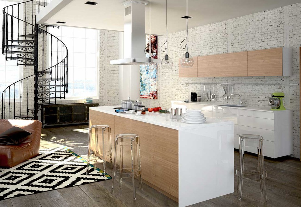 Foto på ett funkis vit kök, med en undermonterad diskho, släta luckor, vita skåp, vitt stänkskydd, mellanmörkt trägolv, en köksö och brunt golv
