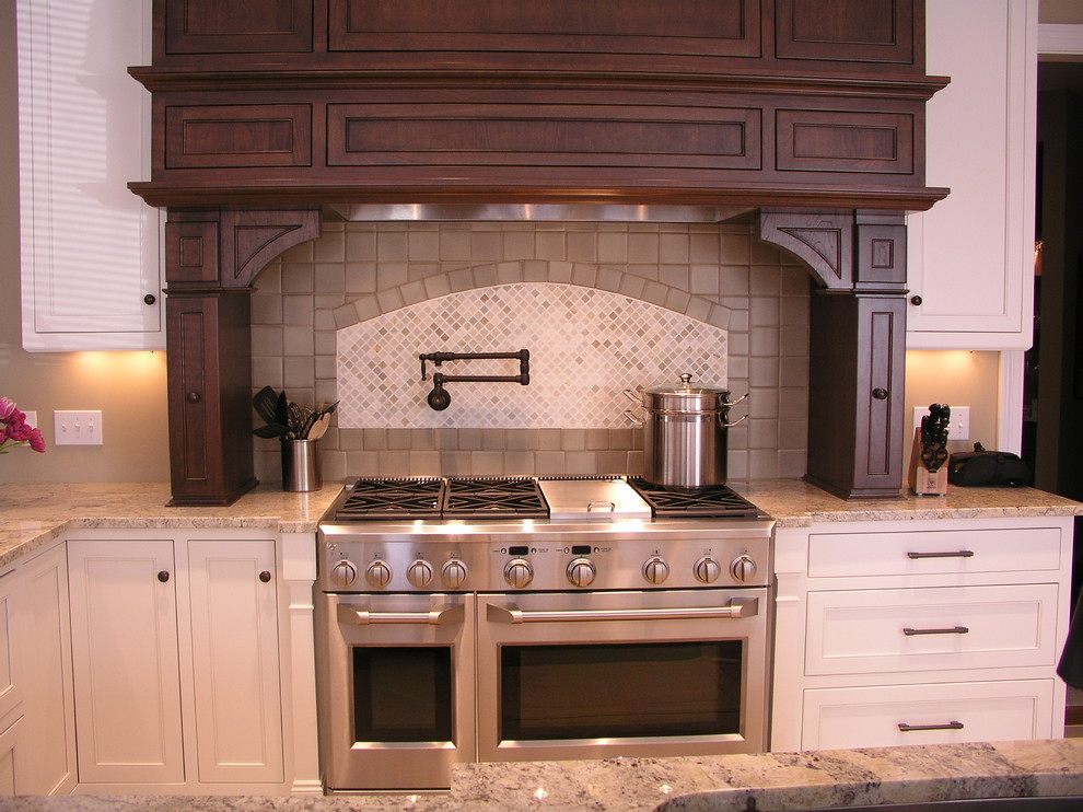 クリーブランドにあるトラディショナルスタイルのおしゃれなキッチン (シルバーの調理設備、御影石カウンター) の写真